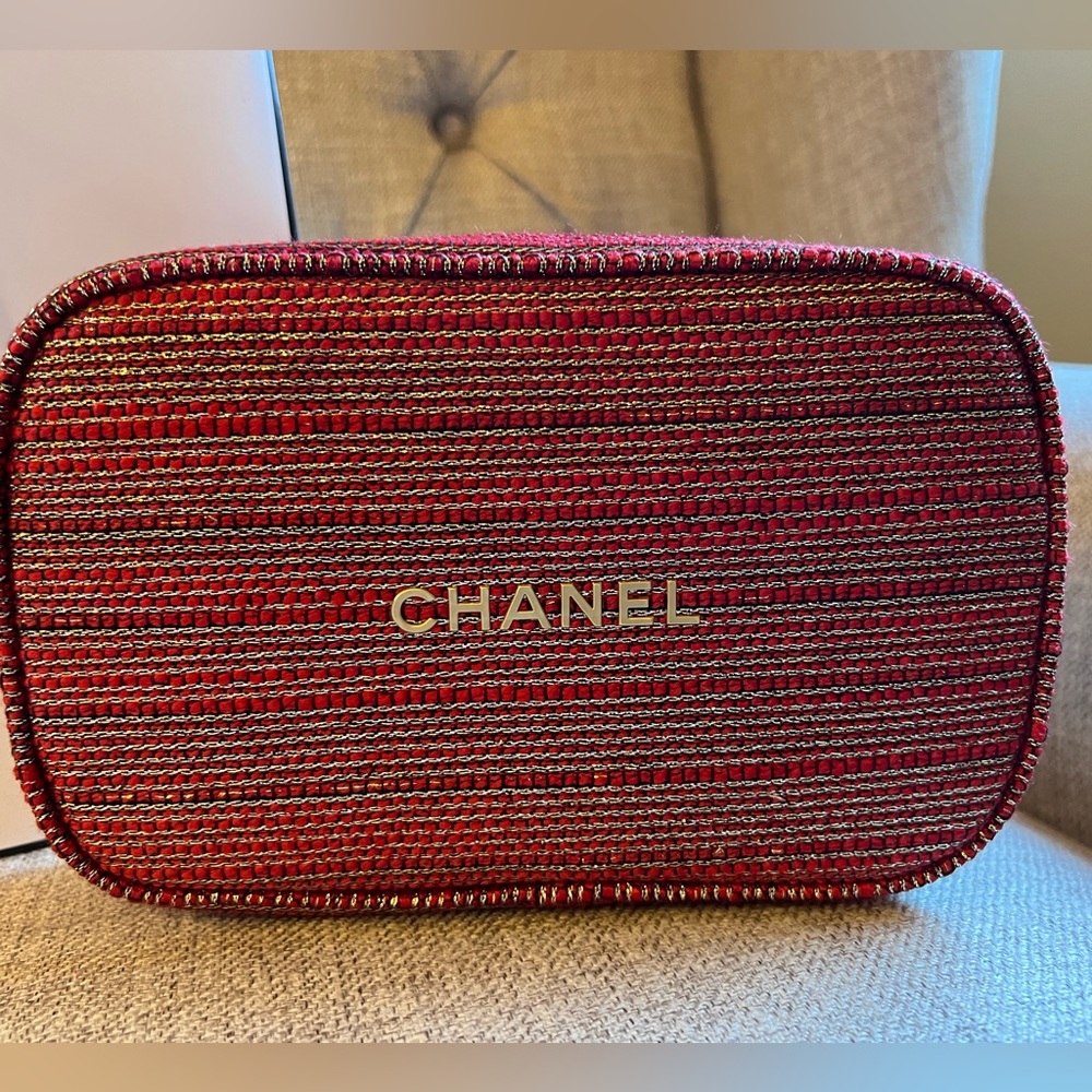 New Chanel 2022 holiday cosmetic bag (bag only) red with gold tone hardware